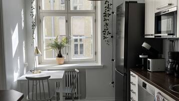 Jääkaappi, mikroaaltouuni, uuni, liesi