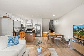 Living area - Walk to Main St., Cozy 2BR/2BA in Deer Valley (Park City)
