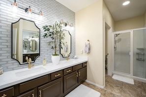 Combined shower/tub, hair dryer, towels