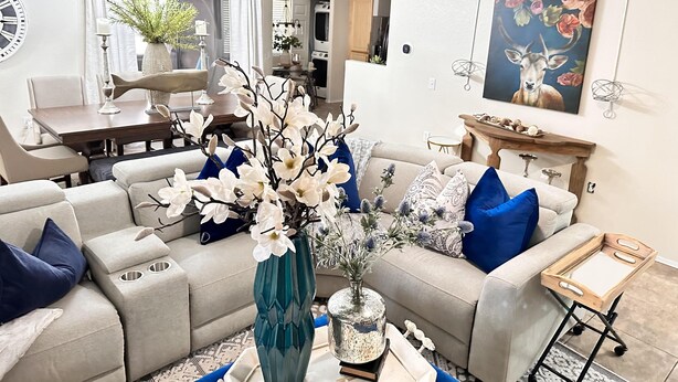 Ein Wohnzimmer mit Sofa, Couchtisch und dekorativen Vasen.