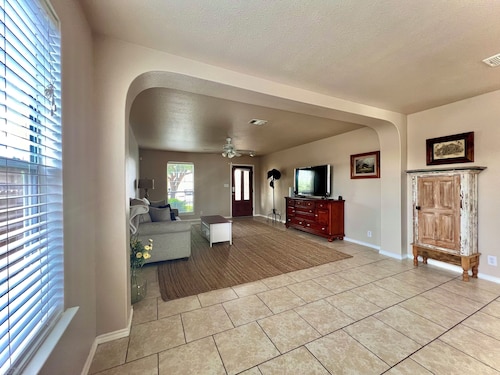 Spacious Ponderosa-Minutes from Gruene & Shopping!