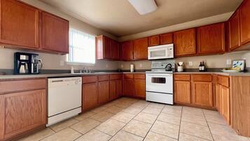 Kylskåp, mikrovågsugn, ugn och spishäll