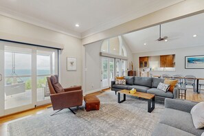 Fernseher, Kamin, Bücher