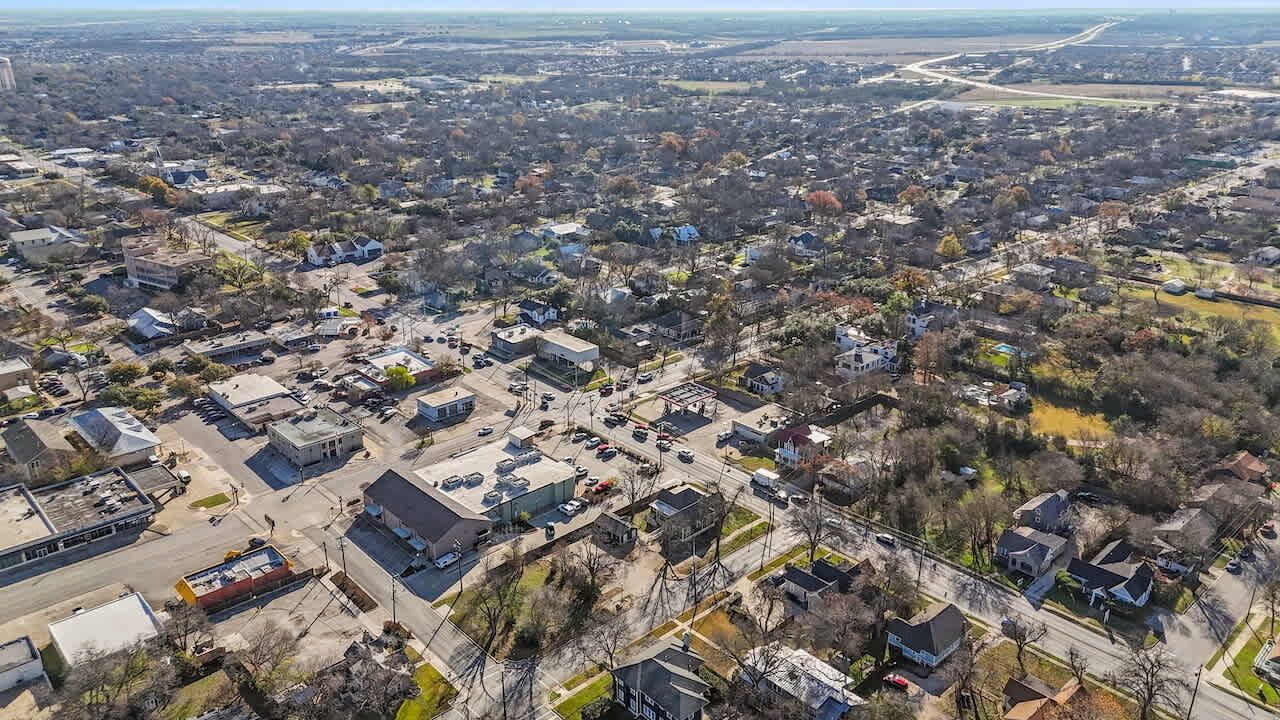 Eine Luftaufnahme eines Wohngebiets mit Häusern, Straßen und einigen gewerblichen Gebäuden.