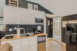 Frigorífico, microondas, placa de cocina y cafetera o tetera