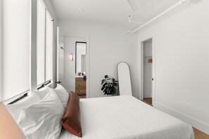 5 bedrooms, iron/ironing board, WiFi, bed sheets - 5BR City Loft - Atop Natural Wine Bar! Steps to Downtown & Magazine!  (New Orleans)