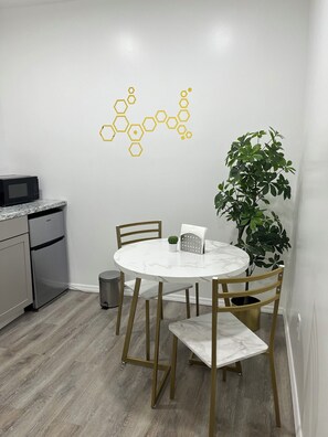 Dining - Cozy Private Entire Studio Suite Independent Guest Entrance (Jacksonville)