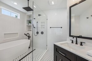 Douche, baignoire à jets, sèche-cheveux, bidet