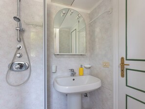 Dusche, Bidet, Handtücher, Seife