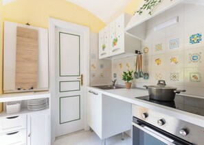 Kühlschrank, Ofen, Herdplatte, Kochgeschirr/Geschirr/Besteck