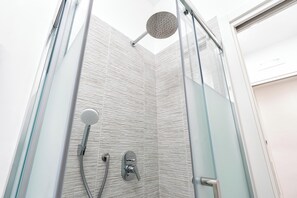 Shower, hair dryer, bidet, towels - Giselle Apartments Maiori - Amalfi Coast "Casa Papaveri" (Maiori)