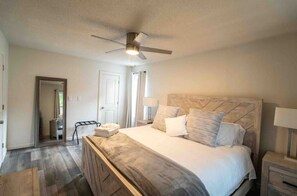 4 habitaciones, escritorio y tabla de planchar con plancha 