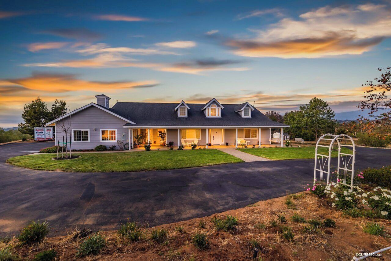 COUNTRY GETAWAY WITH VIEWS