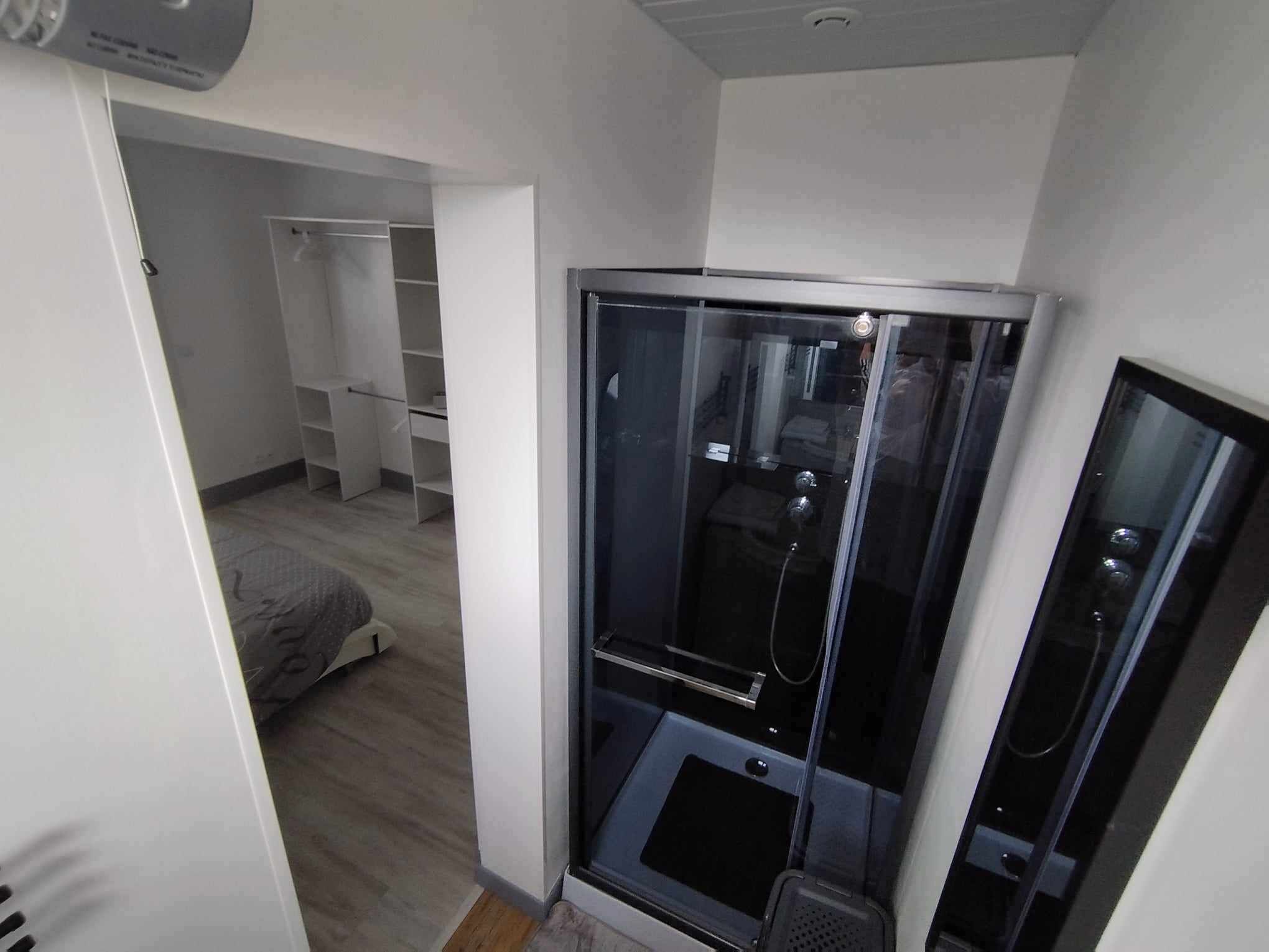 淋浴设施、吹风机、毛巾、肥皂