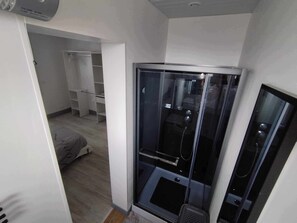 Douche, sèche-cheveux, serviettes fournies, savon