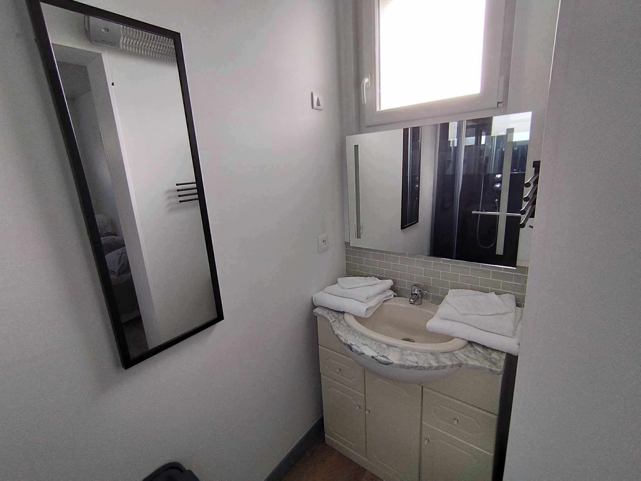 Dusch, hårtork, handdukar och tvål