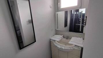 Een douche, een haardroger, handdoeken, zeep