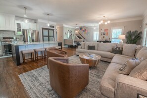 Una Smart TV, una chimenea