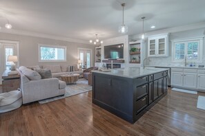 Una Smart TV, una chimenea