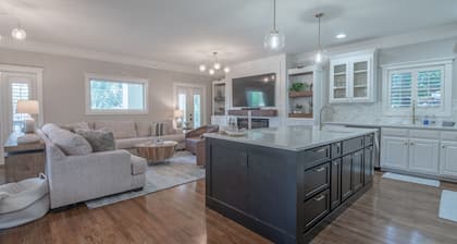 Upscale 4BR Walk to Stadium and Downtown