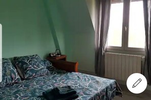 5 bedrooms, desk, travel crib, WiFi