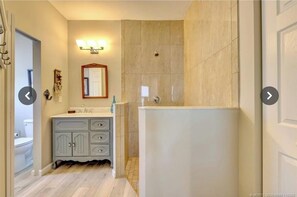 Ducha, secador de pelo, toallas, jabón