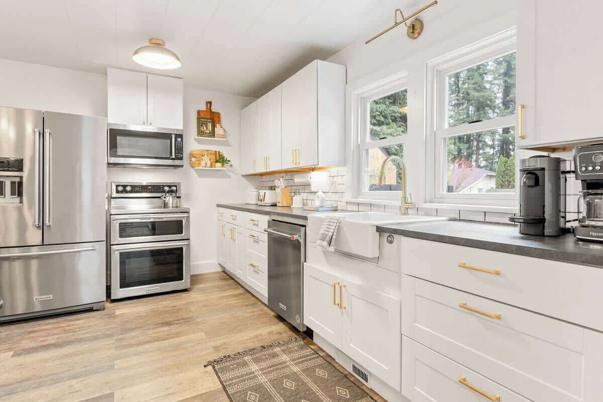 冷蔵庫、電子レンジ、オーブン、コンロ