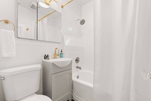 Douche, séchoir à cheveux, serviettes fournies, shampooing