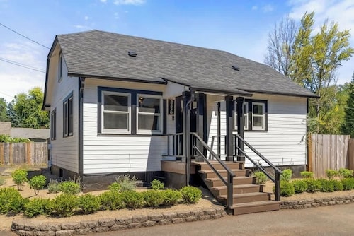 Camas Lakehouse With Private Hot Tub