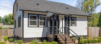 Camas Lakehouse With Private Hot Tub