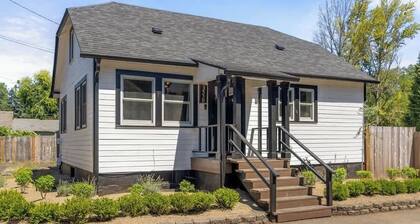 Camas Lakehouse With Private Hot Tub
