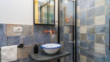 Doccia, asciugacapelli, bidet, asciugamani
