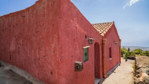 A red building with a tiled roof, a small green door, and a lamp post. - Lunarosa, scenic country cottage in Montargano. (Mascali)