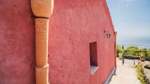 A red building with a small window and a light fixture. - Lunarosa, scenic country cottage in Montargano. (Mascali)
