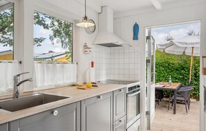 ثلاجة، موقد طهي مسطح، غسالة أطباق، ماكينة لصنع القهوة/الشاي