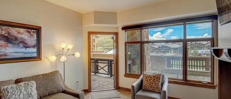 Een smart-tv, een open haard en een dvd-speler