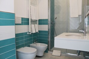 Classic-Zimmer | Badezimmer | Dusche, kostenlose Toilettenartikel, Haartrockner, Bidet
