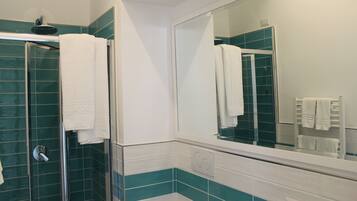 Kamar Klasik | Kamar mandi | Shower, perlengkapan mandi gratis, pengering rambut, dan kloset