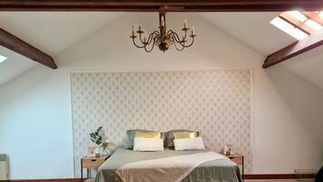4 bedrooms, iron/ironing board, WiFi, bed sheets