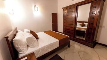 3 bedrooms, iron/ironing board, WiFi, bed sheets