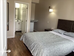 Desk, free WiFi, bed sheets - Lakeview Hotel (Wawa)