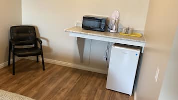 Economy Double Room | Desk, free WiFi, bed sheets