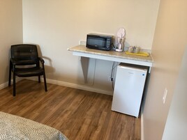 Escritorio, wifi gratis y ropa de cama 