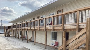 Un edificio a più piani con balconi in legno e una scala che conduce ai livelli superiori.
