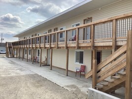 Escritorio, wifi gratis y ropa de cama 