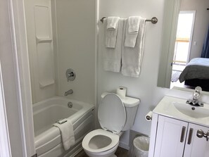 Bathroom - Lakeview Hotel (Wawa)