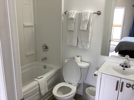 Toallas, jabón, shampoo, papel higiénico