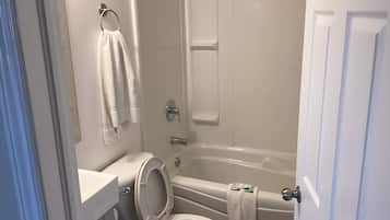 Economy Double Room | Bathroom | Towels, soap, shampoo, toilet paper
