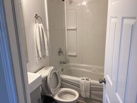 Economy Double Room | Bathroom | Towels, soap, shampoo, toilet paper