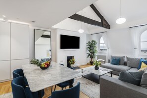 Panoramic Apartment | Living area - Fox on the Hoe (Plymouth)